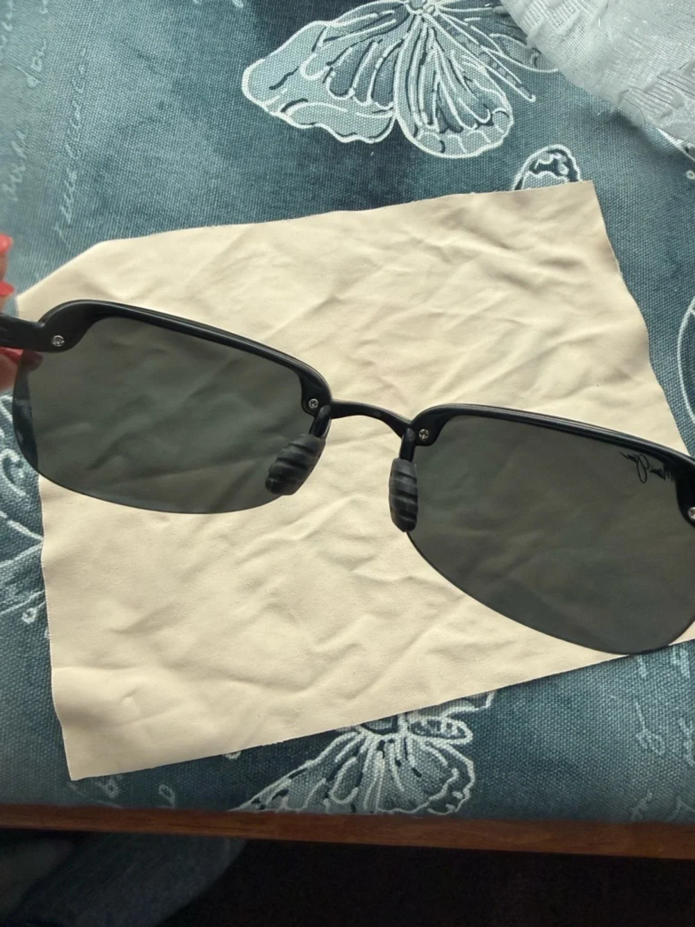 Maui Jim sport Black sunglasses cloth and Embossed Logo Sunglass Case with clip